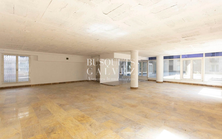 Office with big terrace, for rent in La Rambla